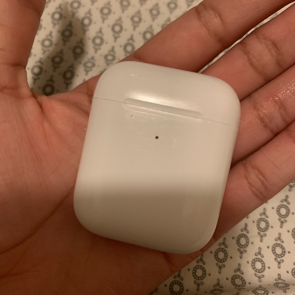 All white AirPod case - Picture 2 of 4